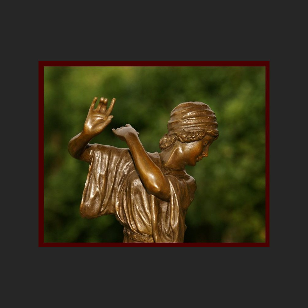 Figurka z brązu sygnowana Urocza tancerka