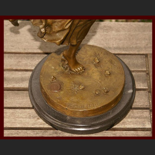 Figurka z brązu sygnowana Urocza tancerka