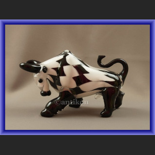 Szklany modernistyczny byk symbol hossy giełdowej 