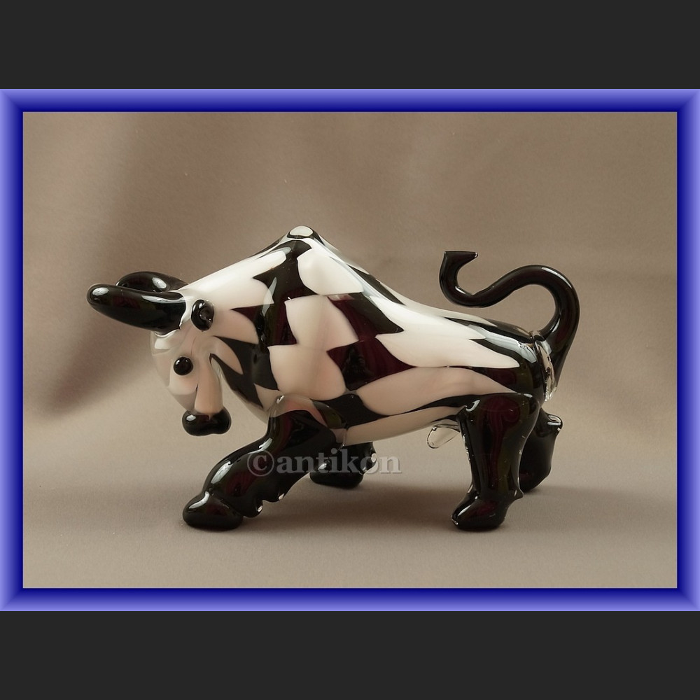 Szklany modernistyczny byk symbol hossy giełdowej 