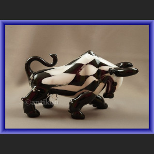 Szklany modernistyczny byk symbol hossy giełdowej 