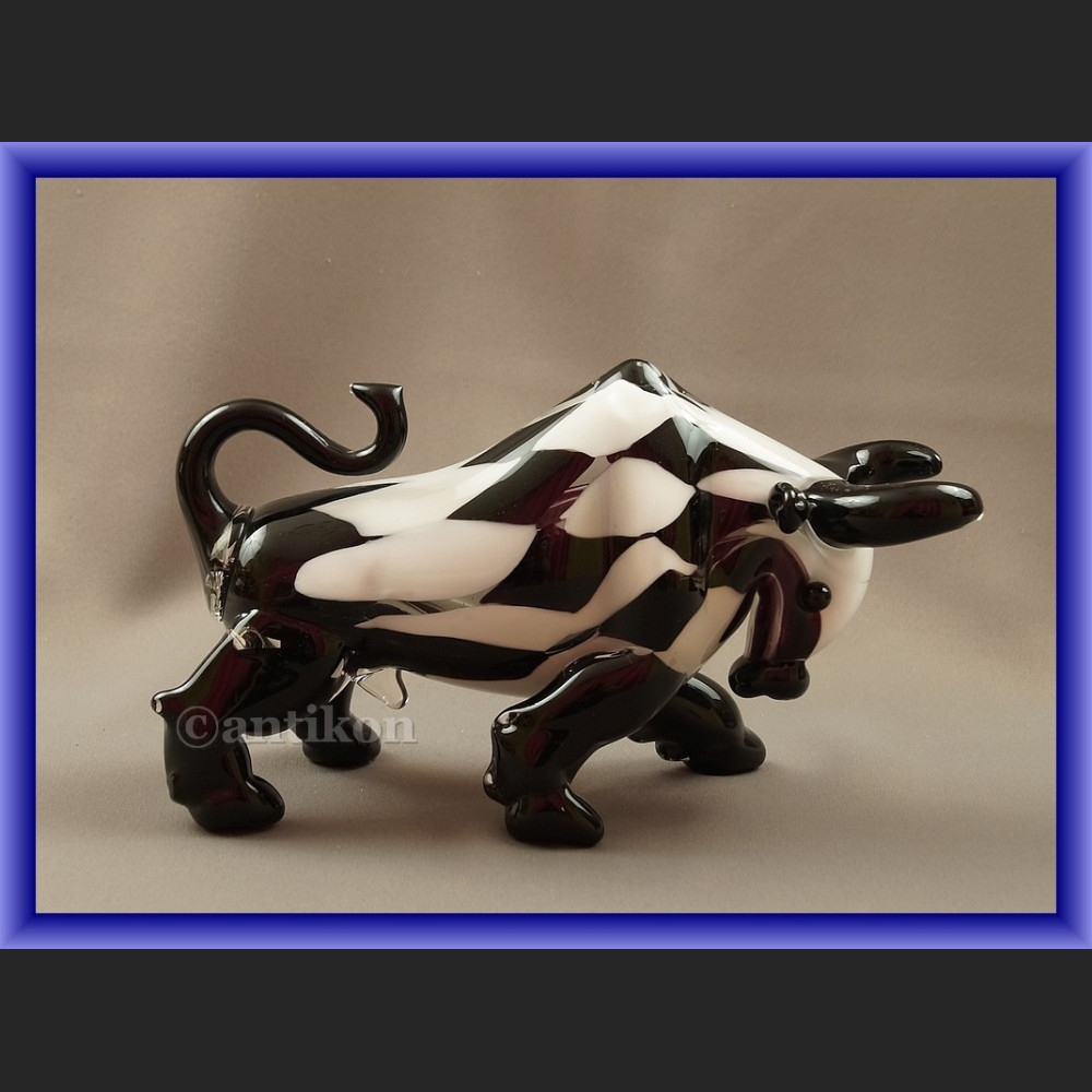 Szklany modernistyczny byk symbol hossy giełdowej 