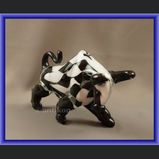 Szklany modernistyczny byk symbol hossy giełdowej 