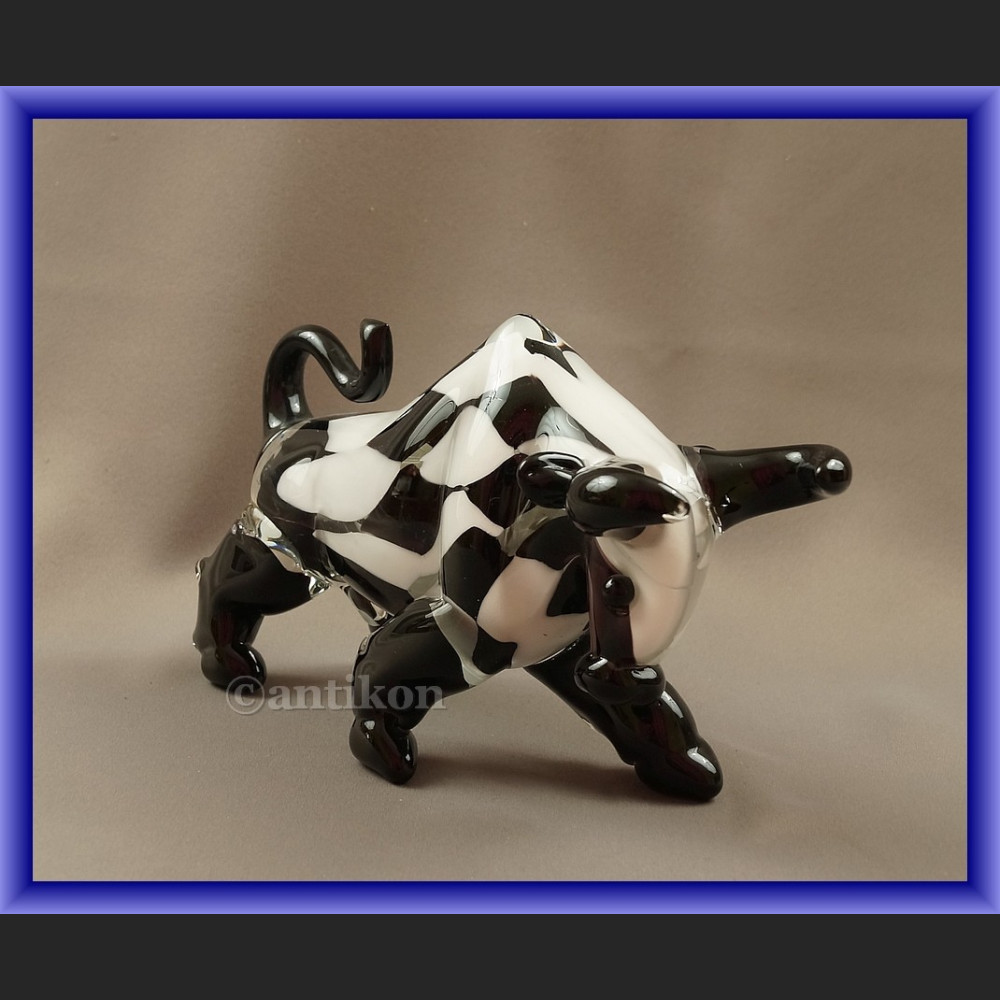 Szklany modernistyczny byk symbol hossy giełdowej 