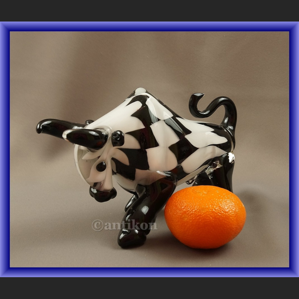 Szklany modernistyczny byk symbol hossy giełdowej 