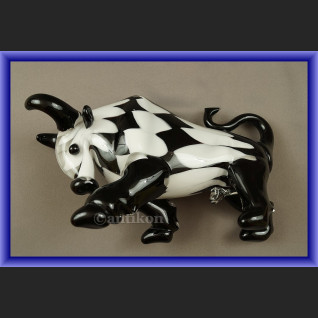 Szklany modernistyczny byk symbol hossy giełdowej 