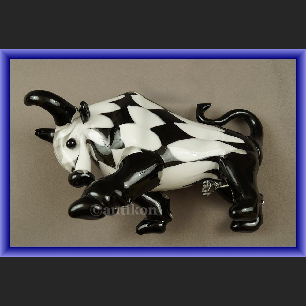 Szklany modernistyczny byk symbol hossy giełdowej 