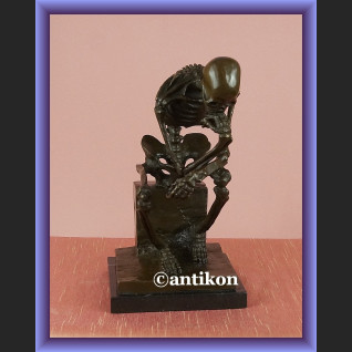 Figurka z brązu duży kościotrup myśliciel 