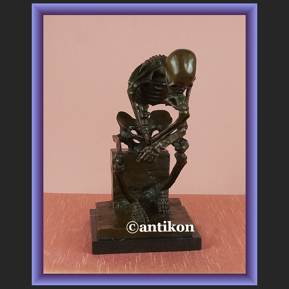 Figurka z brązu duży kościotrup myśliciel 