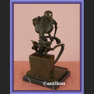 Figurka z brązu duży kościotrup myśliciel 