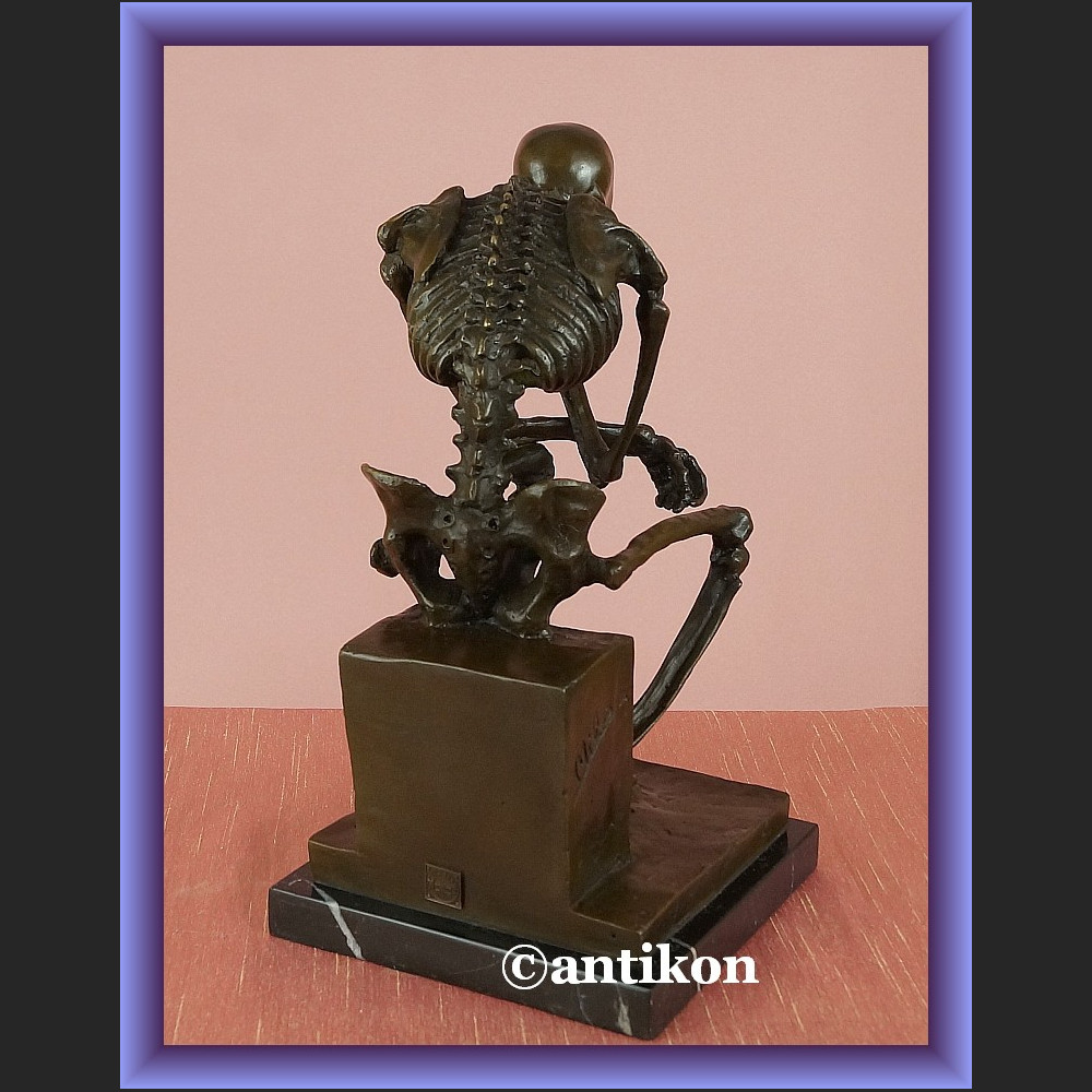 Figurka z brązu duży kościotrup myśliciel 