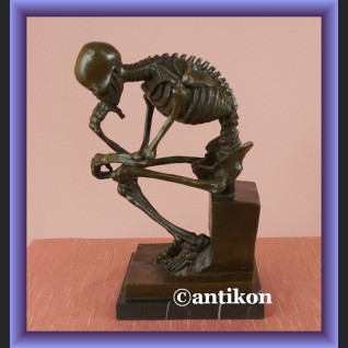 Figurka z brązu duży kościotrup myśliciel 