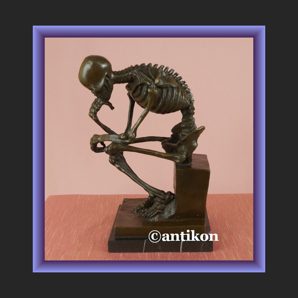 Figurka z brązu duży kościotrup myśliciel 