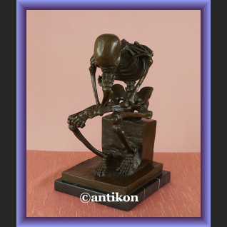 Figurka z brązu duży kościotrup myśliciel 