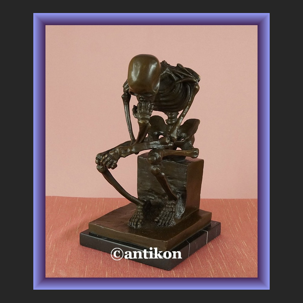 Figurka z brązu duży kościotrup myśliciel 