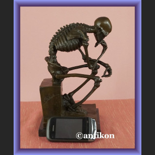 Figurka z brązu duży kościotrup myśliciel 