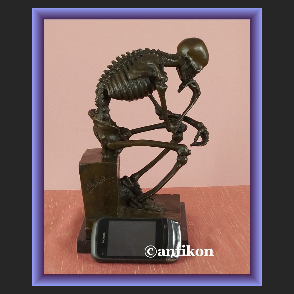 Figurka z brązu duży kościotrup myśliciel 