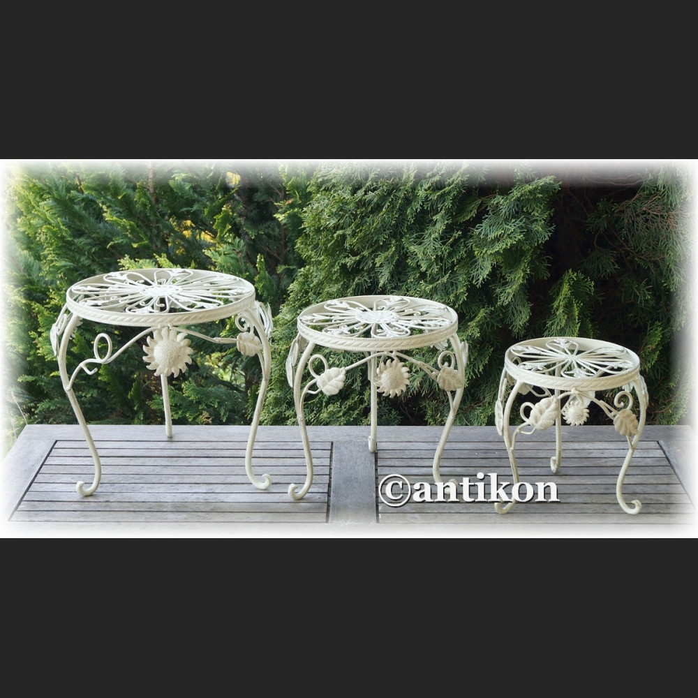 Biały komplet 3 prowansalskich metalowych stołków  Biały komplet 3 prowansalskich metalowych stołków