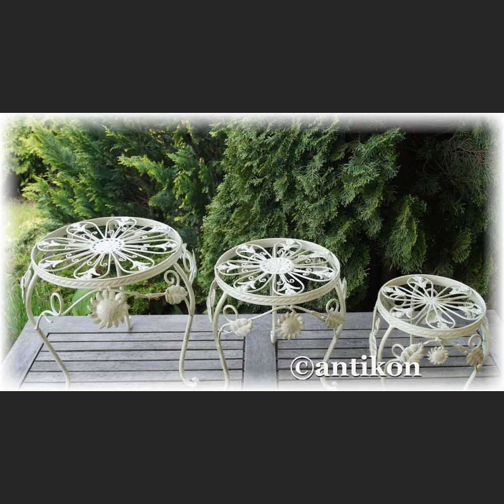 Biały komplet 3 prowansalskich metalowych stołków  Biały komplet 3 prowansalskich metalowych stołków