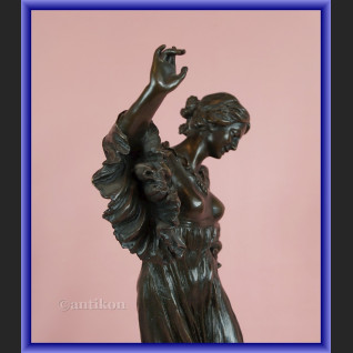 Duża figurka z brązu kobieta w długiej sukni secesyjna rzeźba 