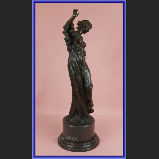 Duża figurka z brązu kobieta w długiej sukni secesyjna rzeźba Duża figurka z brązu kobieta w długiej sukni secesyjna rzeźba