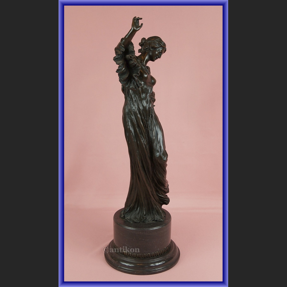 Duża figurka z brązu kobieta w długiej sukni secesyjna rzeźba Duża figurka z brązu kobieta w długiej sukni secesyjna rzeźba