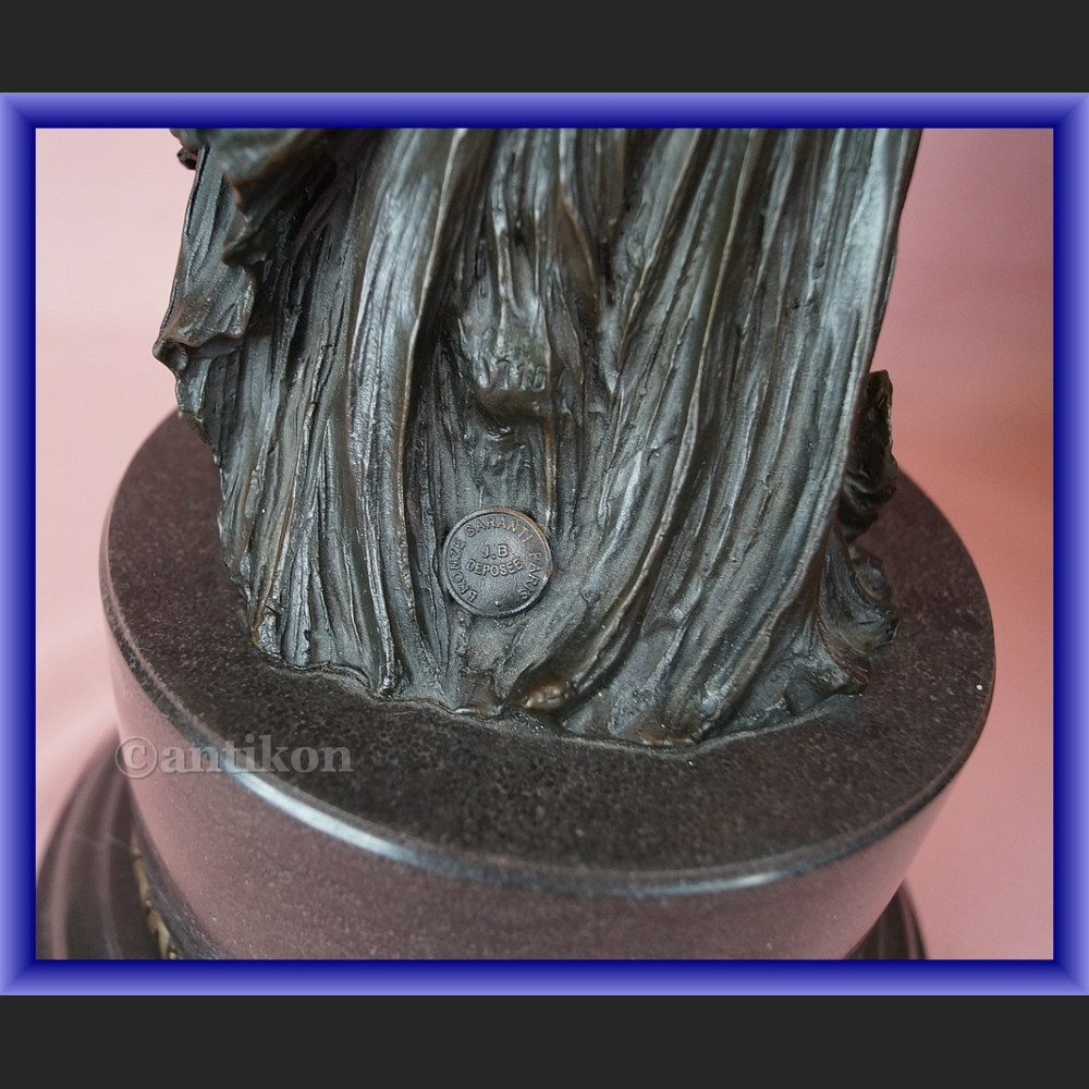 Duża figurka z brązu kobieta w długiej sukni secesyjna rzeźba Duża figurka z brązu kobieta w długiej sukni secesyjna rzeźba