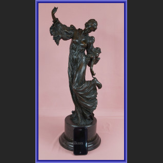 Duża figurka z brązu kobieta w długiej sukni secesyjna rzeźba Duża figurka z brązu kobieta w długiej sukni secesyjna rzeźba