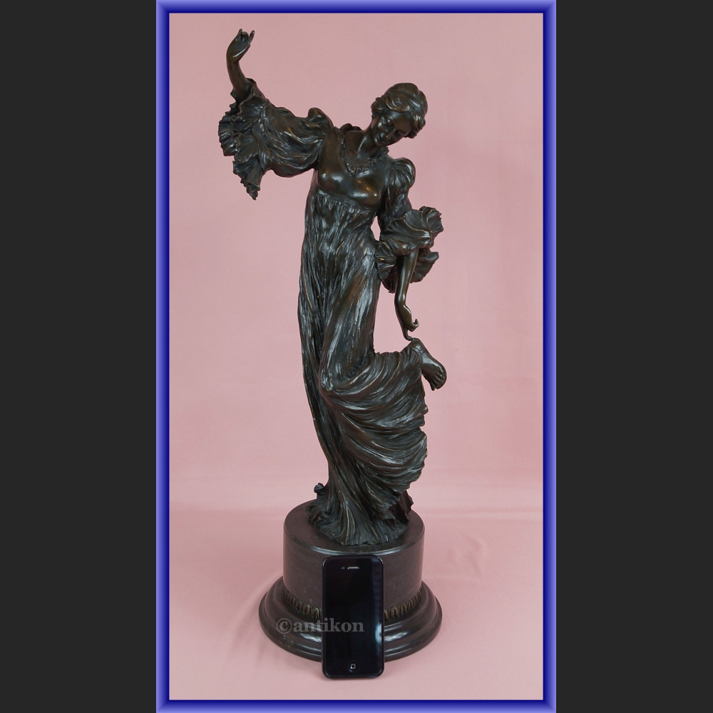 Duża figurka z brązu kobieta w długiej sukni secesyjna rzeźba Duża figurka z brązu kobieta w długiej sukni secesyjna rzeźba