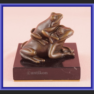 Figurka z brązu żaba dwie urocze żabki