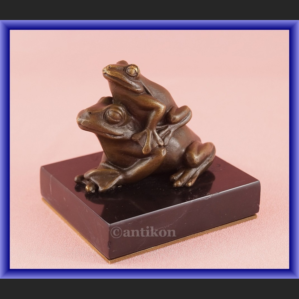 Figurka z brązu żaba dwie urocze żabki