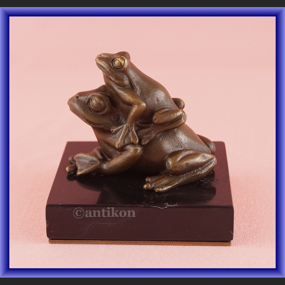 Figurka z brązu żaba dwie urocze żabki