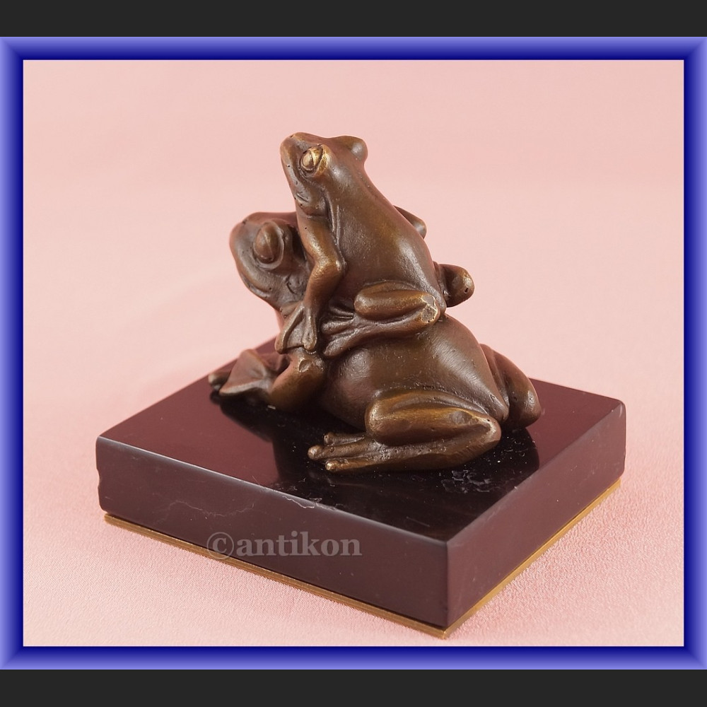 Figurka z brązu żaba dwie urocze żabki