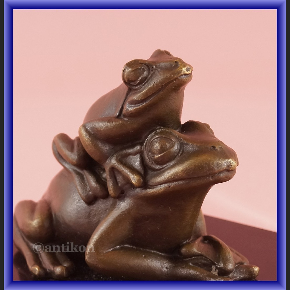 Figurka z brązu żaba dwie urocze żabki