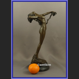 Kobieta z winogronami francuska rzeźba figurka z brązu 