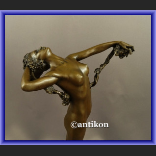 Kobieta z winogronami francuska rzeźba figurka z brązu Kobieta z winogronami francuska rzeźba figurka z brązu