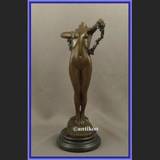 Kobieta z winogronami francuska rzeźba figurka z brązu Kobieta z winogronami francuska rzeźba figurka z brązu