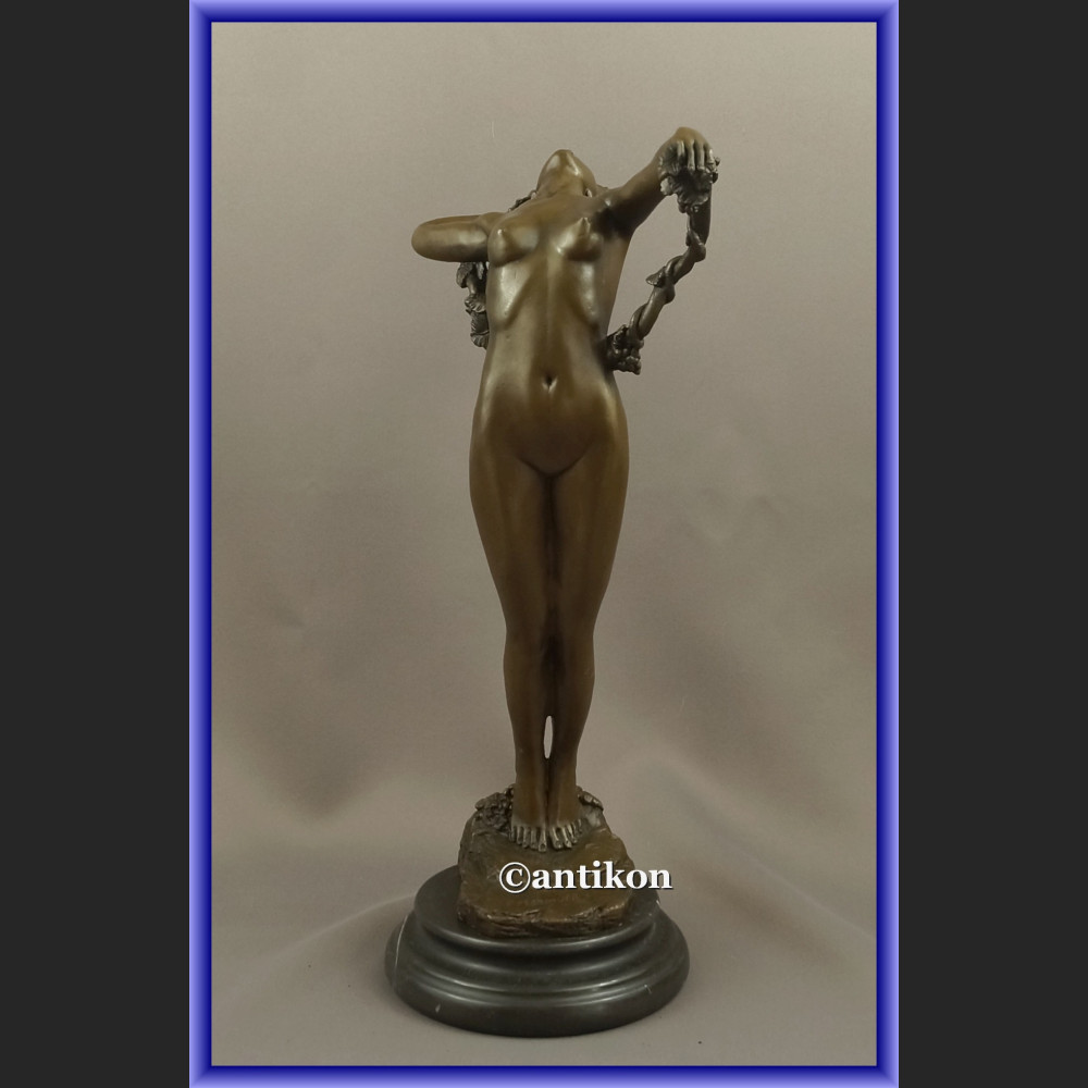 Kobieta z winogronami francuska rzeźba figurka z brązu Kobieta z winogronami francuska rzeźba figurka z brązu