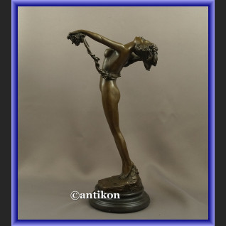 Kobieta z winogronami francuska rzeźba figurka z brązu Kobieta z winogronami francuska rzeźba figurka z brązu