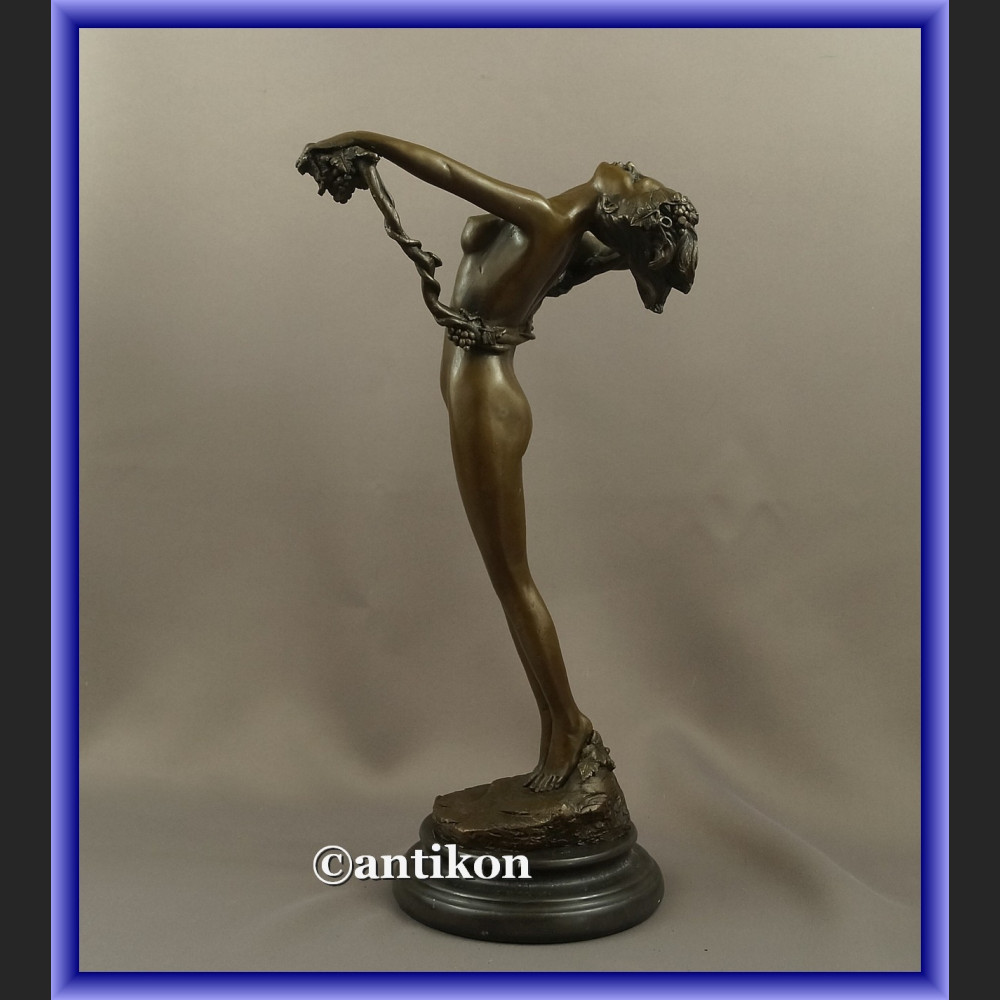 Kobieta z winogronami francuska rzeźba figurka z brązu Kobieta z winogronami francuska rzeźba figurka z brązu