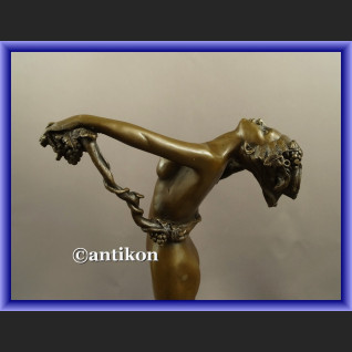 Kobieta z winogronami francuska rzeźba figurka z brązu Kobieta z winogronami francuska rzeźba figurka z brązu