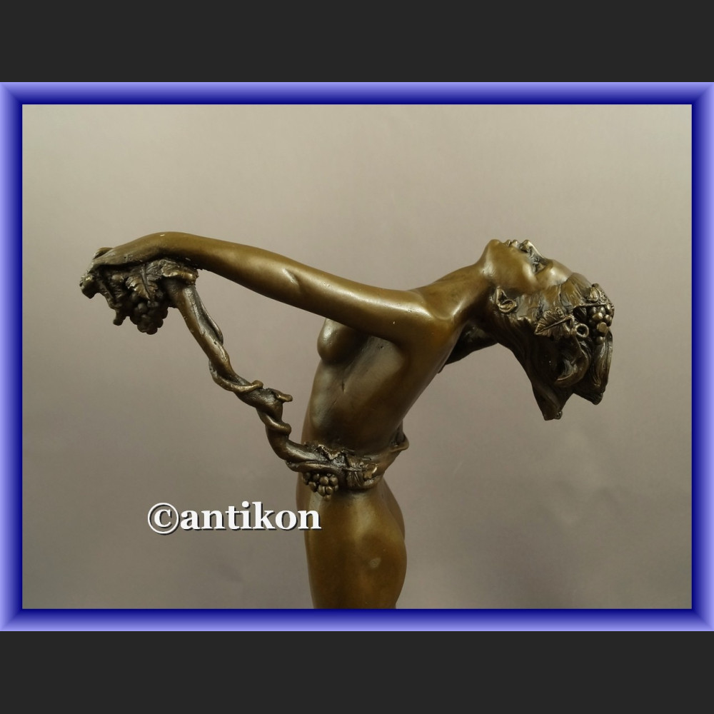 Kobieta z winogronami francuska rzeźba figurka z brązu Kobieta z winogronami francuska rzeźba figurka z brązu