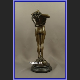 Kobieta z winogronami francuska rzeźba figurka z brązu Kobieta z winogronami francuska rzeźba figurka z brązu