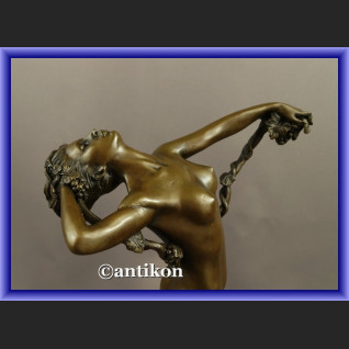 Kobieta z winogronami francuska rzeźba figurka z brązu Kobieta z winogronami francuska rzeźba figurka z brązu