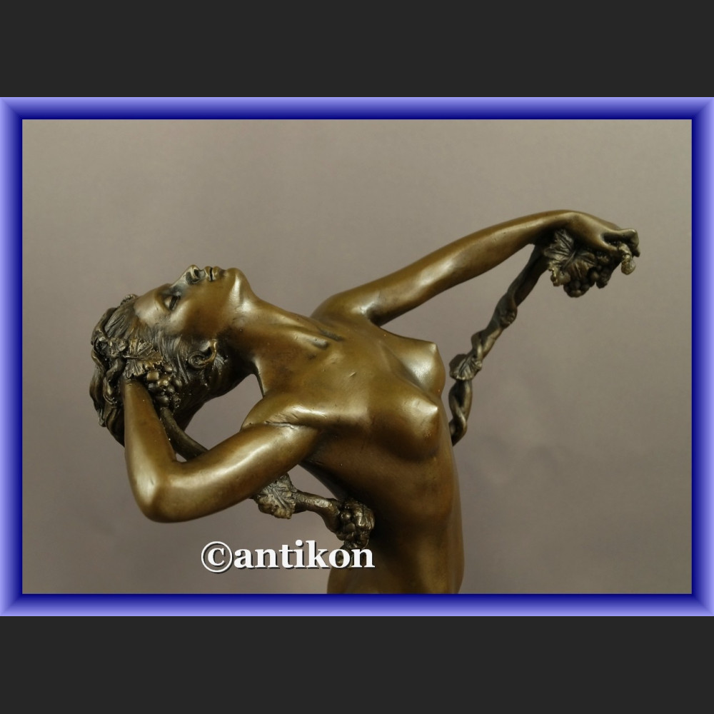 Kobieta z winogronami francuska rzeźba figurka z brązu Kobieta z winogronami francuska rzeźba figurka z brązu