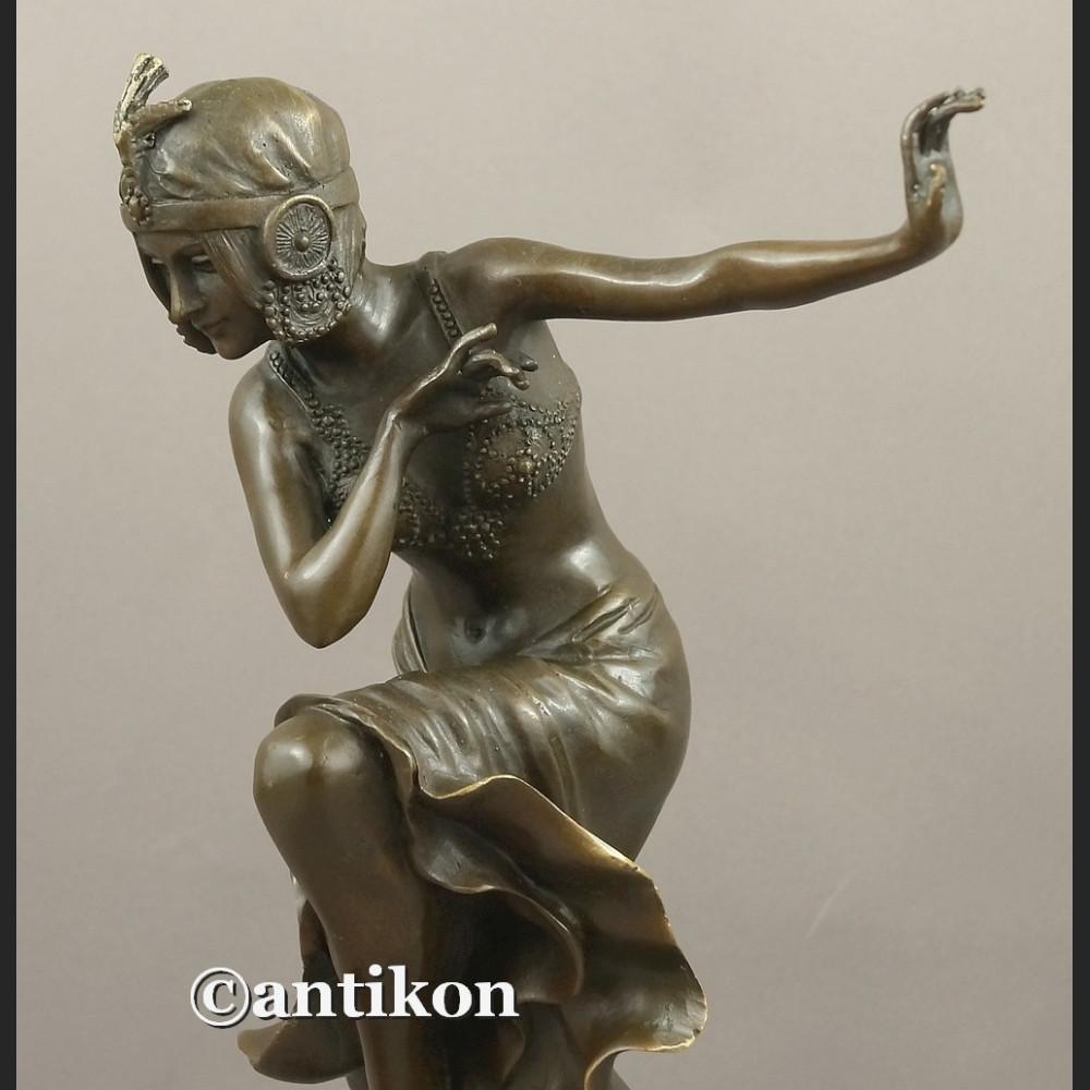 Figurka z brązu tańcząca dziewczyna rzeźba z Francji