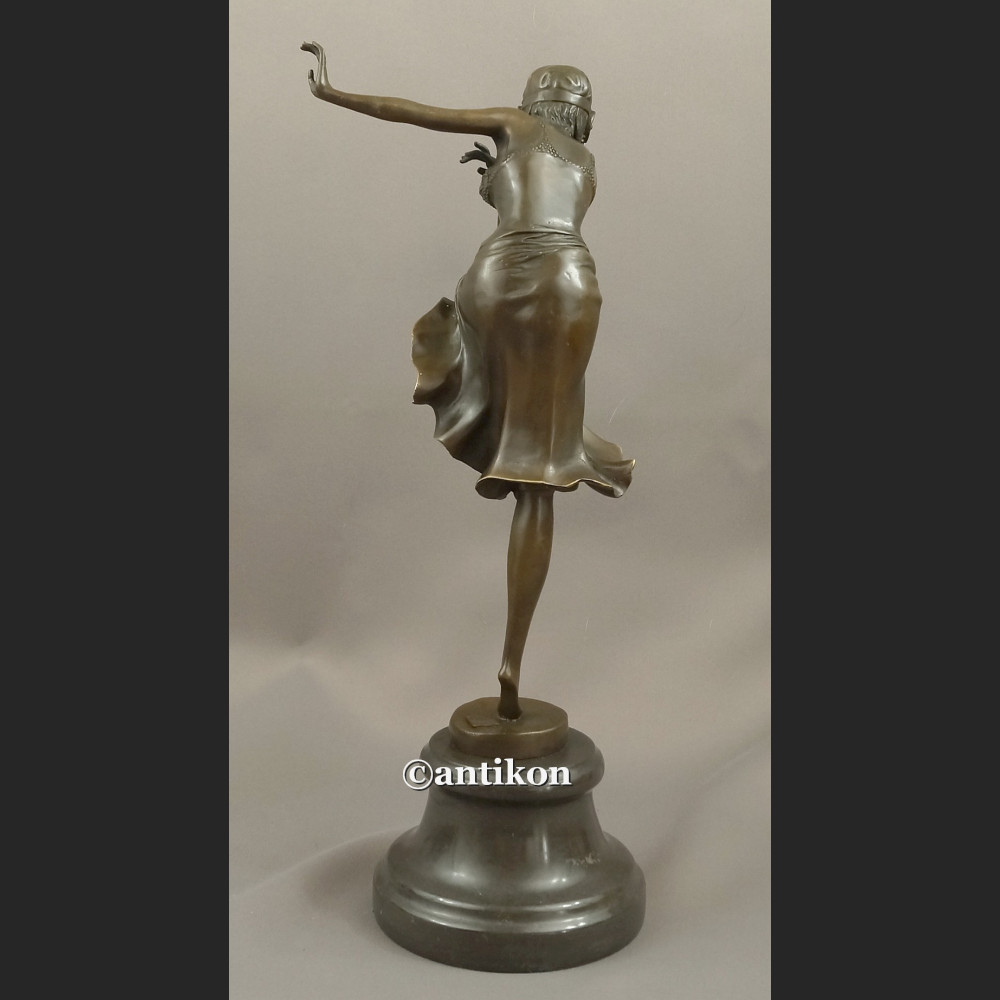 Figurka z brązu tańcząca dziewczyna rzeźba z Francji Figurka z brązu tańcząca dziewczyna rzeźba z Francji