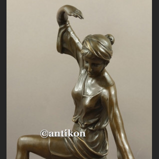 Figurka z brązu taniec z szalem tancerka z brązu