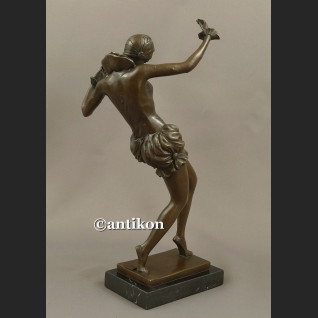 Figurka z brązu zjawiskowa dziewczyna  tancerka z brązu