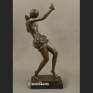 Figurka z brązu zjawiskowa dziewczyna  tancerka z brązu